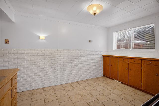 98 Sterrett St, Crafton, PA 15205