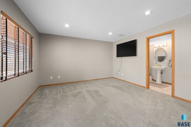 1200 E 61st St Street, Sioux Falls, SD 57108