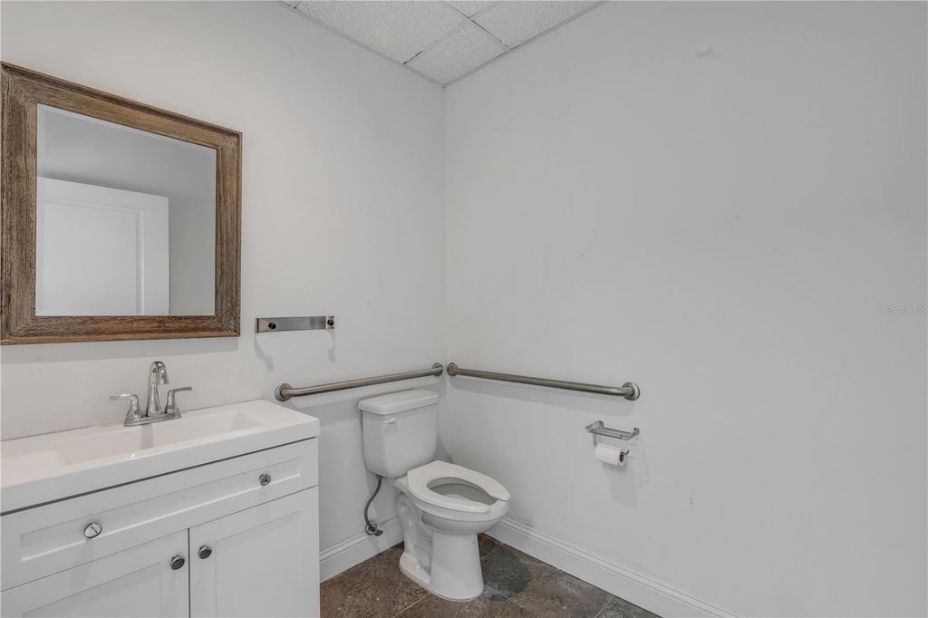 Image 10 of property listing at 701 E 3RD AVENUE 4, New Smyrna Beach, FL 32169
