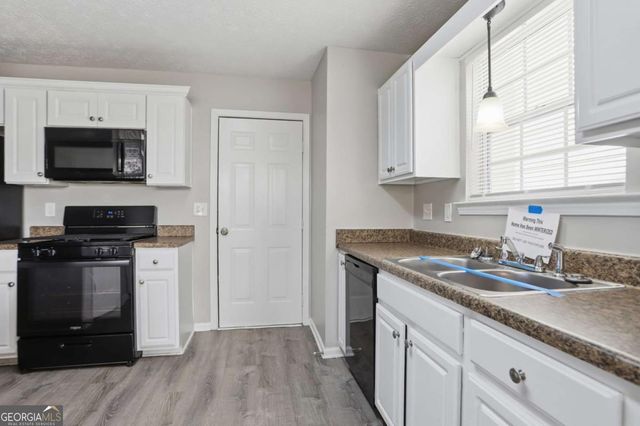 9553 Lakeview Circle, Union City, GA 30291