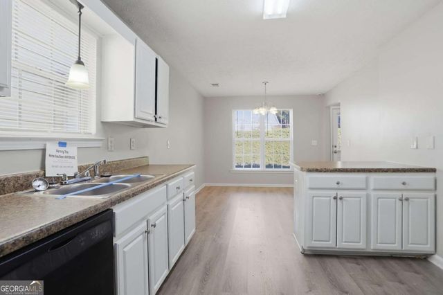 9553 Lakeview Circle, Union City, GA 30291