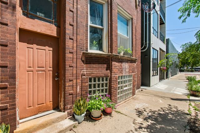 1630 W Melrose Street, Chicago, IL 60657
