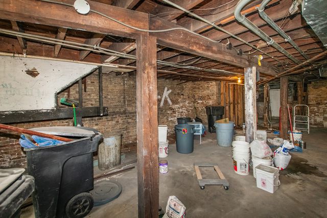 1630 W Melrose Street, Chicago, IL 60657