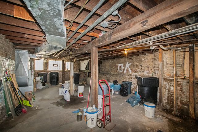 1630 W Melrose Street, Chicago, IL 60657