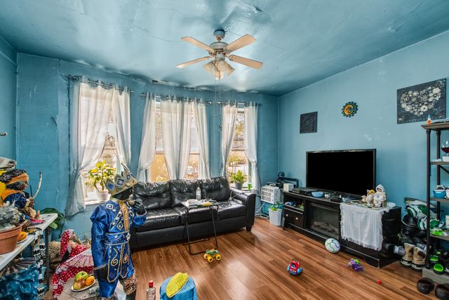 1630 W Melrose Street, Chicago, IL 60657