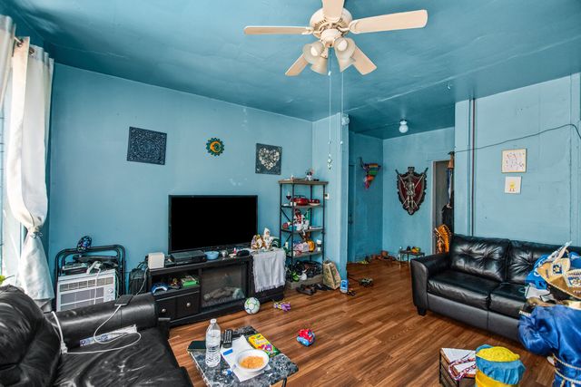 1630 W Melrose Street, Chicago, IL 60657