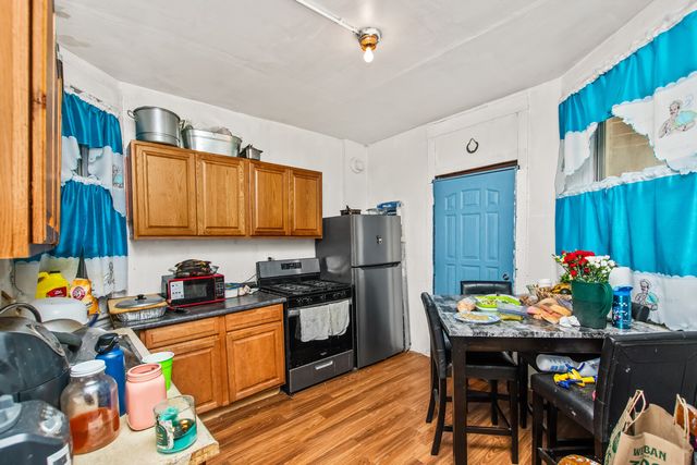 1630 W Melrose Street, Chicago, IL 60657