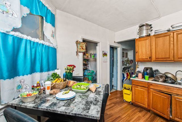 1630 W Melrose Street, Chicago, IL 60657