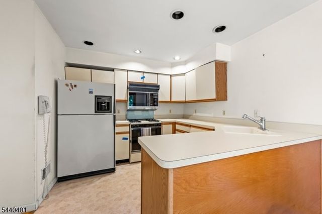 22 Village Green Ct, South Orange Village Twp., NJ 07079