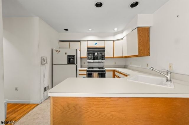 22 Village Green Ct, South Orange Village Twp., NJ 07079