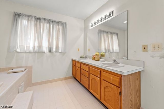 22 Village Green Ct, South Orange Village Twp., NJ 07079