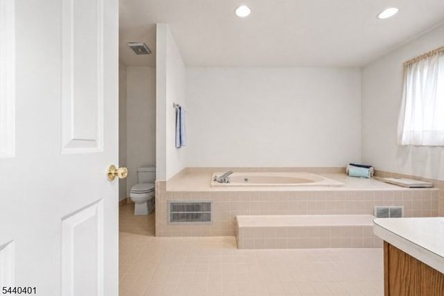 22 Village Green Ct, South Orange Village Twp., NJ 07079