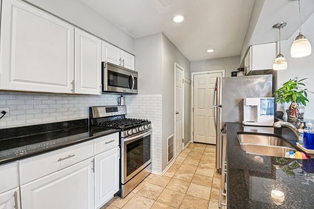 8338 Portsmouth Drive B, Darien, IL 60561