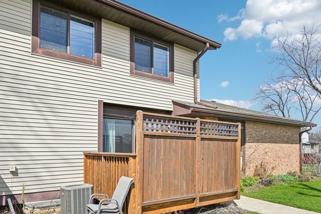 8338 Portsmouth Drive B, Darien, IL 60561