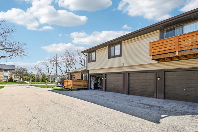 8338 Portsmouth Drive B, Darien, IL 60561