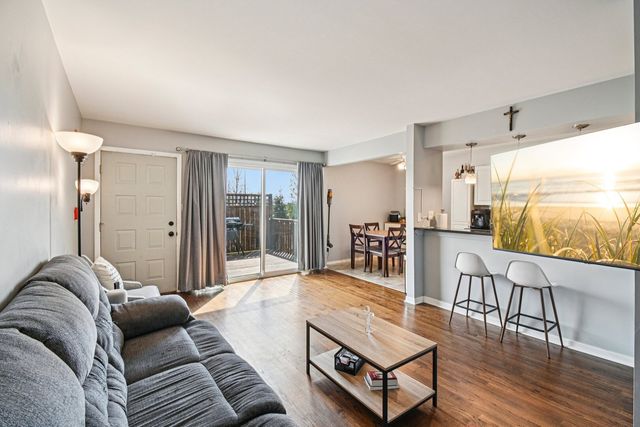 8338 Portsmouth Drive B, Darien, IL 60561