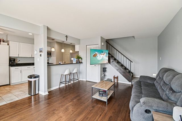 8338 Portsmouth Drive B, Darien, IL 60561