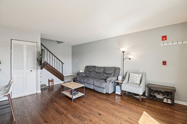 8338 Portsmouth Drive B, Darien, IL 60561