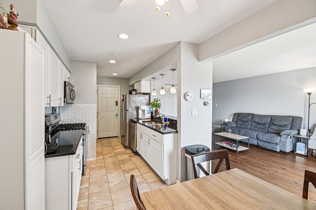 8338 Portsmouth Drive B, Darien, IL 60561