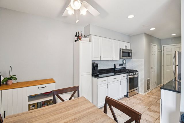 8338 Portsmouth Drive B, Darien, IL 60561