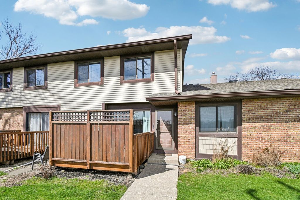 8338 Portsmouth Drive B, Darien, IL 60561