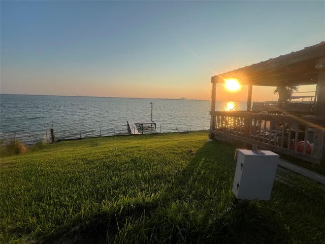 2646 Bay Oaks Harbor Drive, Baytown, TX 77523