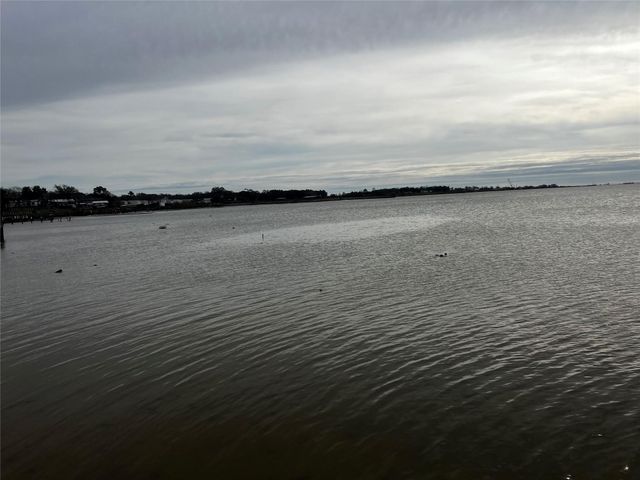 2646 Bay Oaks Harbor Drive, Baytown, TX 77523