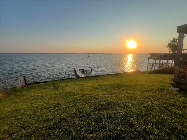 2646 Bay Oaks Harbor Drive, Baytown, TX 77523