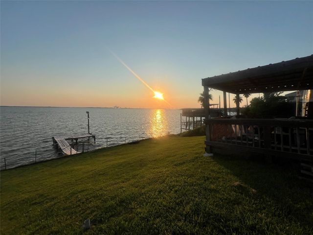 2646 Bay Oaks Harbor Drive, Baytown, TX 77523
