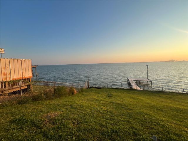 2646 Bay Oaks Harbor Drive, Baytown, TX 77523