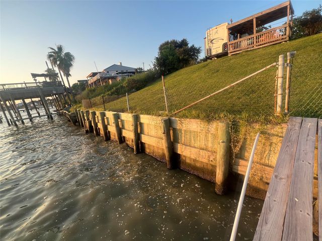 2646 Bay Oaks Harbor Drive, Baytown, TX 77523