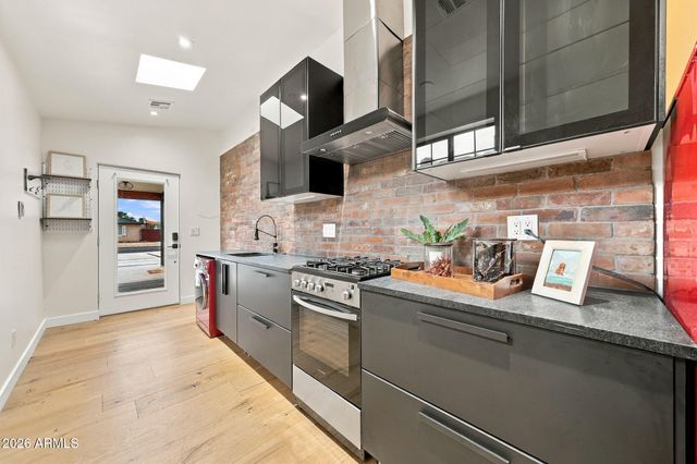 358 E WHITTON Avenue, Phoenix, AZ 85012