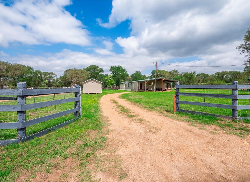 243 Highline DR, Bastrop, TX 78602
