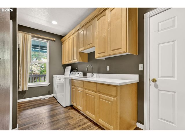 101 W Johanna Ct, Newberg, OR 97132