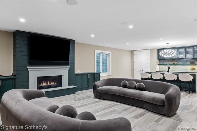 1295 Lakeside Drive, Birmingham, MI 48009