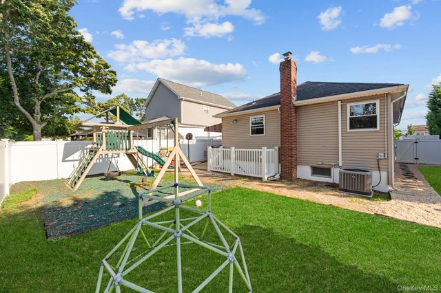 30 44th Street, Lindenhurst, NY 11757