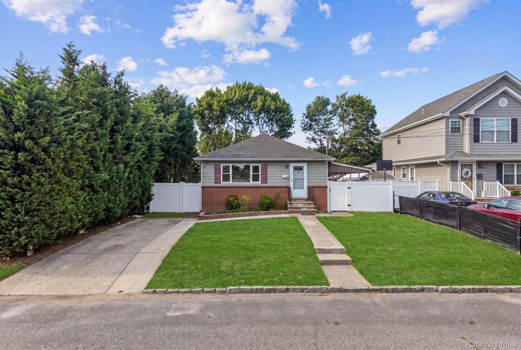 30 44th Street, Lindenhurst, NY 11757