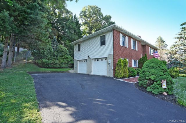 16 Four Winds Drive, Poughkeepsie, NY 12603