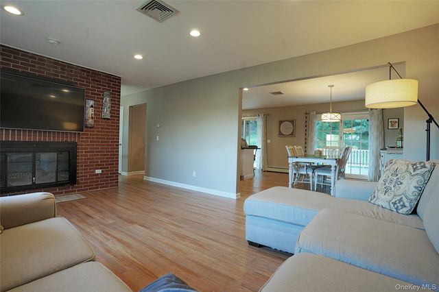 16 Four Winds Drive, Poughkeepsie, NY 12603