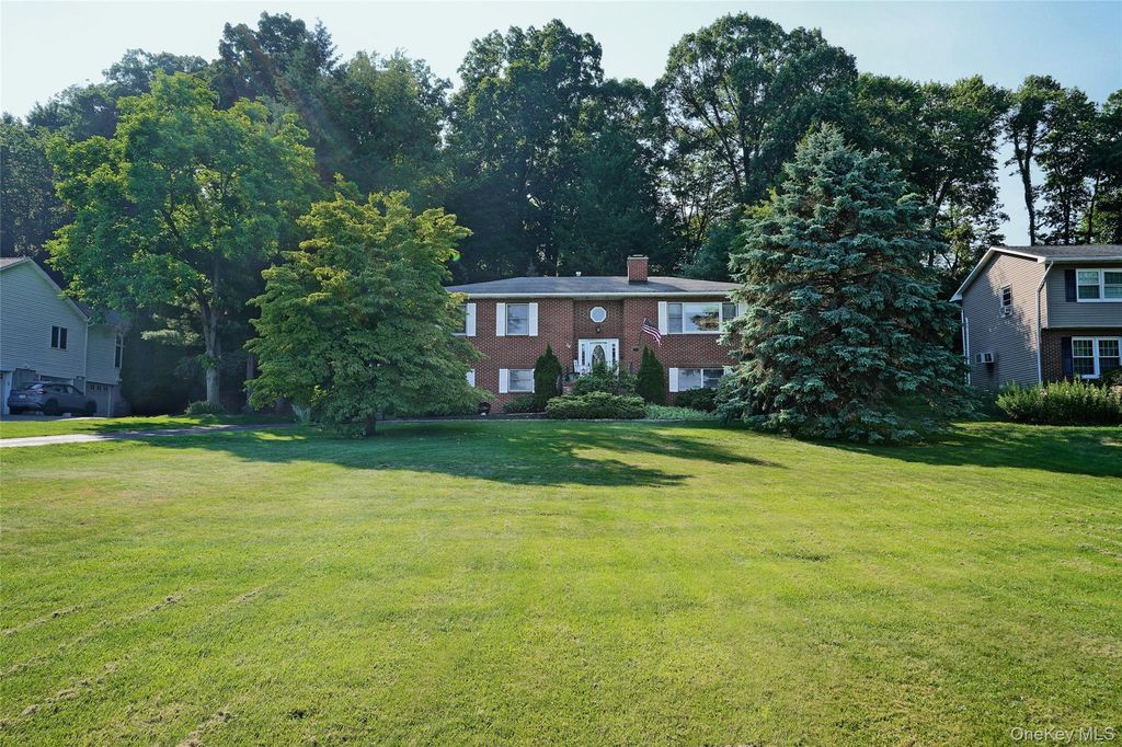 16 Four Winds Drive, Poughkeepsie, NY 12603
