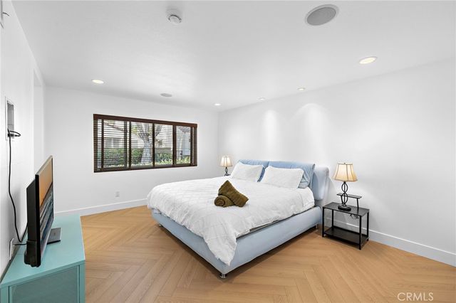 18 Navarre 133, Irvine, CA 92612