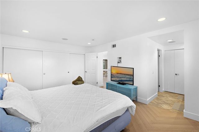 18 Navarre 133, Irvine, CA 92612