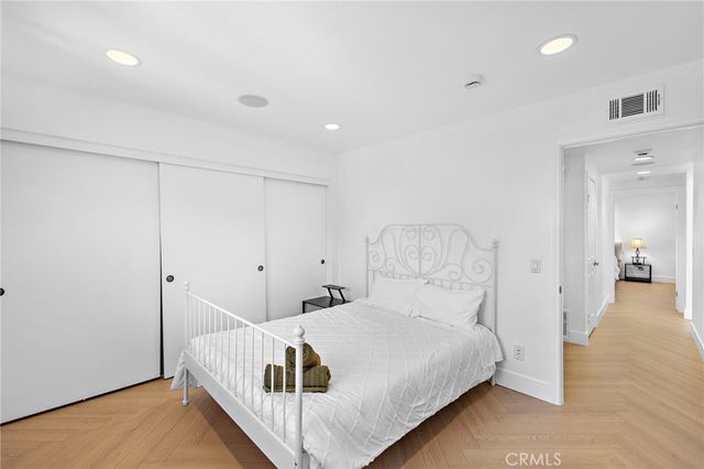 18 Navarre 133, Irvine, CA 92612