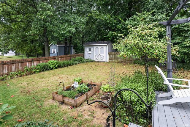 10021 Ashwood Forest Drive, Osceola, IN 46561