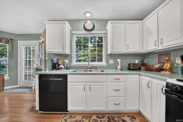 10021 Ashwood Forest Drive, Osceola, IN 46561