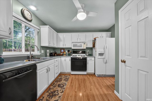 10021 Ashwood Forest Drive, Osceola, IN 46561