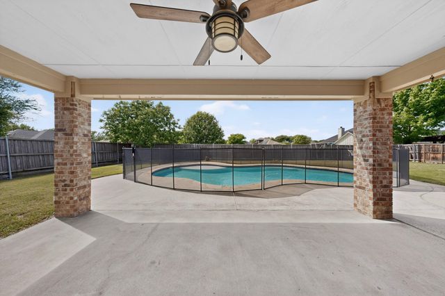 401 Champions Court, Crandall, TX 75114