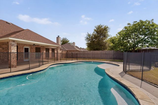 401 Champions Court, Crandall, TX 75114