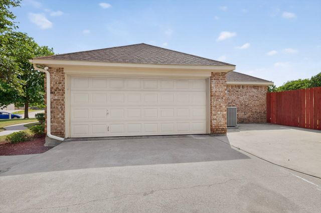 401 Champions Court, Crandall, TX 75114