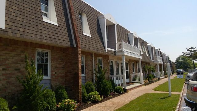 10 Mainsail Drive 1-04, Patchogue, NY 11772